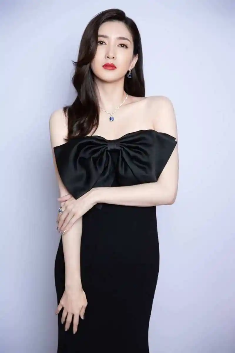 江疏影裙装壁纸大赏:优雅迷人,尽显女神风范,高清精致,美不胜收!