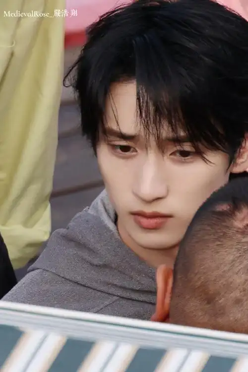 严浩翔通宵录制状态