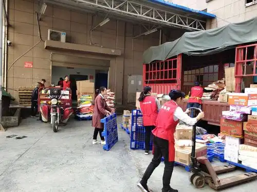 百货配送车到货,员工们下货收货正常