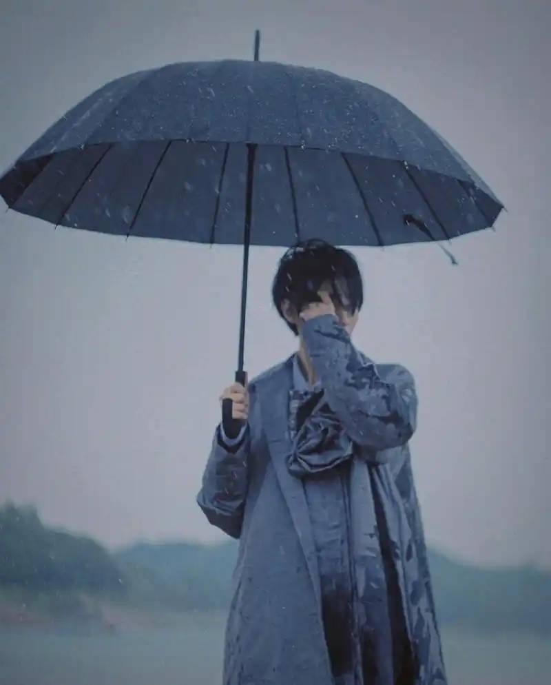 王俊凯撑伞雨中漫步胶片写真图片26