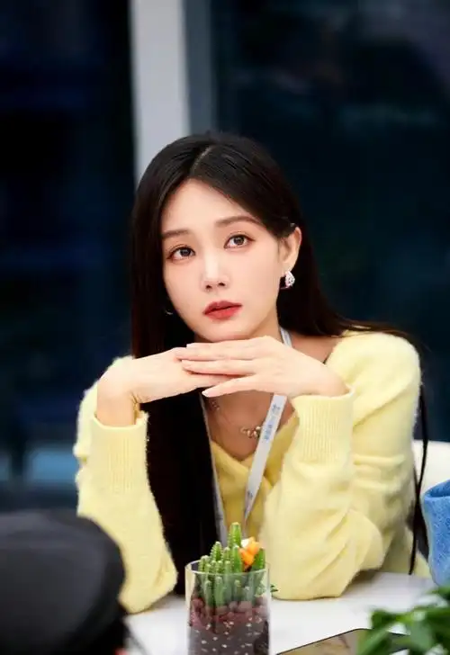 李一桐有一张漂亮的脸,不仅正面很迷人,而且侧面也充满了吸引力