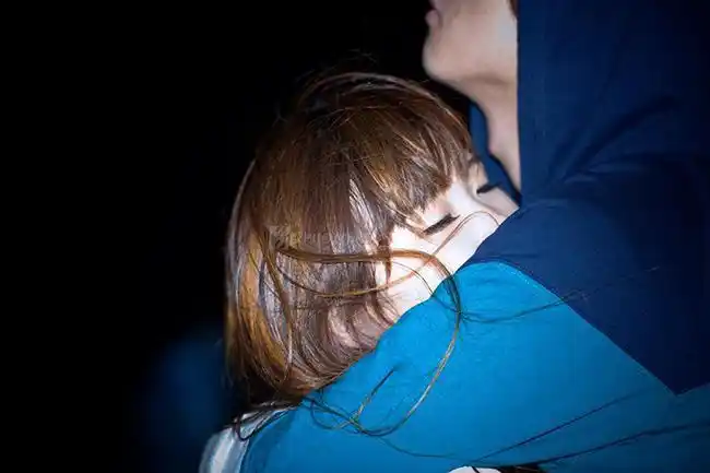 拥抱在一起的情侣