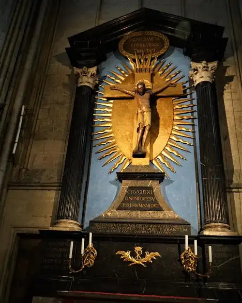 据说这是世界上现存最早的钉在十字架上耶稣的木雕.