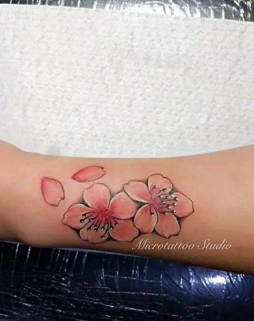 桃花纹身图片_手臂清新植物成品纹身图案