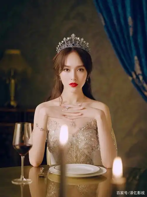 唐嫣戴上皇冠,穿上美美的礼服,这样的装扮是不是也是很漂亮