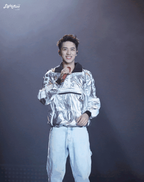 吃瓜郑爽胡彦斌隔空开撕却被耿直boy许魏洲圈粉腹肌完美腿长脸帅这