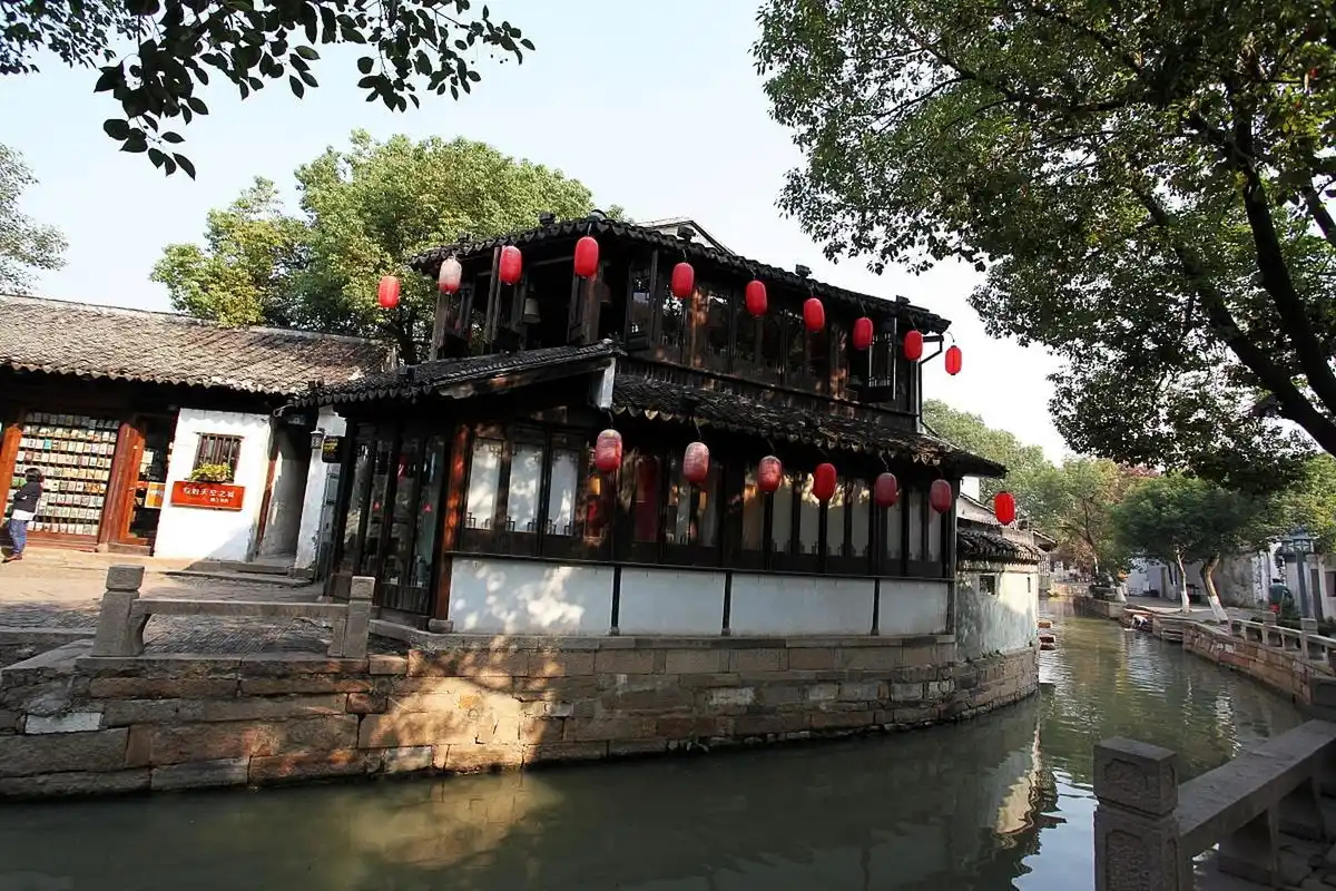 同里古镇位于江苏省苏州市吴江区,是aaaaa级省级重点文物保护单位.