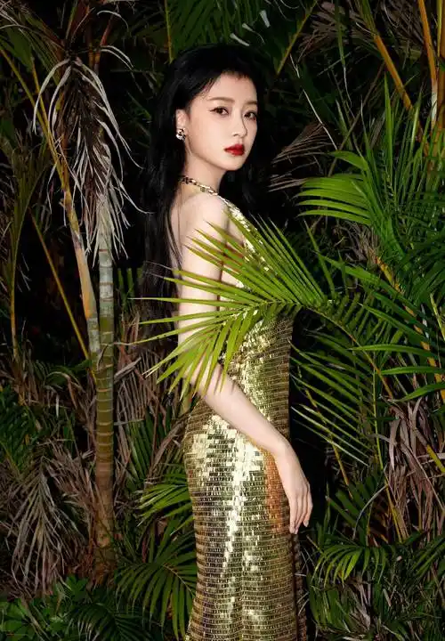 孙怡身着镀金亮片礼服出席活动,优雅又耀眼!_好身材_连衣裙_气质