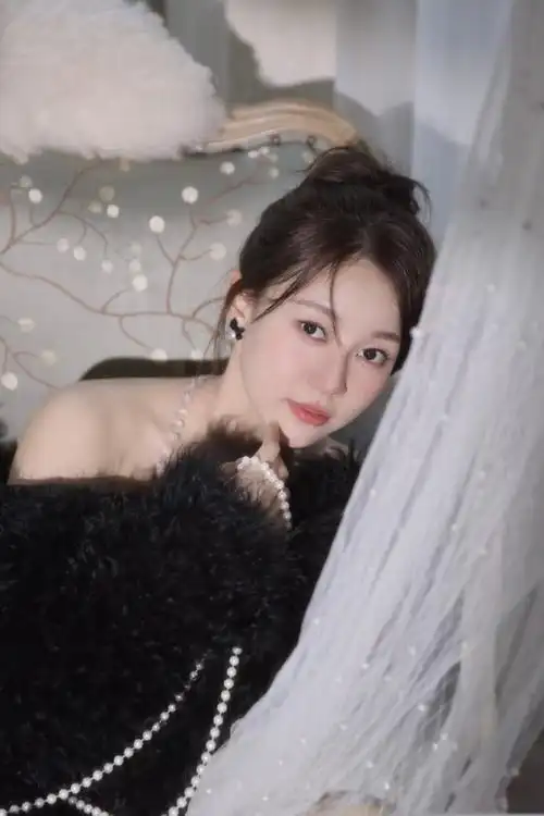 snh48-张睿婕黑色羽毛裙造型写真