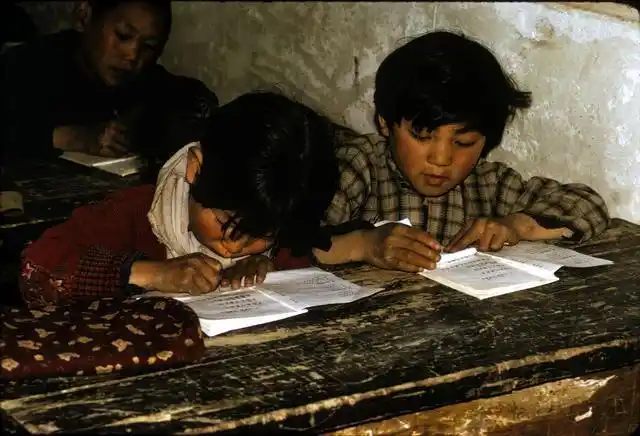 七十年代的中国老照片,夜幕下的漓江,中小学生条件艰苦