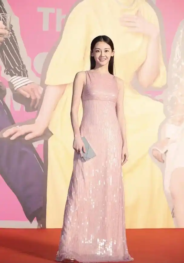 我被郑恺老婆苗苗迷倒了穿吊带连衣裙秒变富家小姐太惊艳