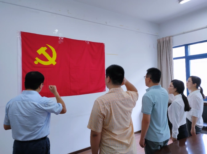 大禹学院举行新党员入党宣誓活动