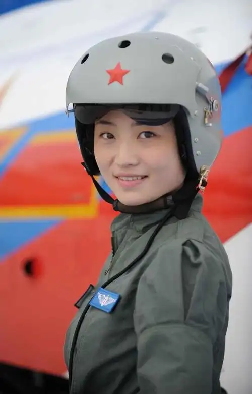 空军歼-10女飞行员余旭(资料照片).cicphoto/沈玲 摄