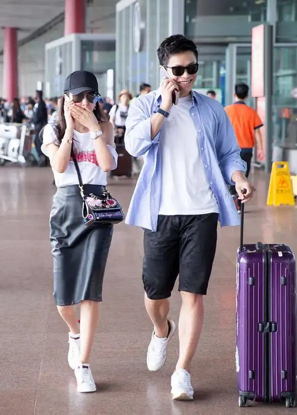 李冰冰与小16岁男友机场吻别,穿包臀裙难掩凹凸感,身材管理太绝