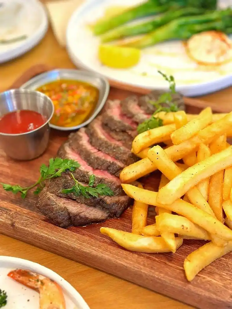 好久没吃西餐了00点了牛排和烤鸡,差点没吃完 - 抖音