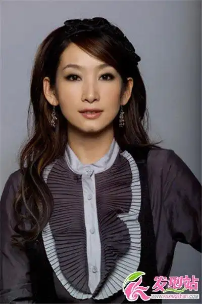 target=_blank class=infotextkey>发型 /a>怎么弄  国字脸女星秦海璐
