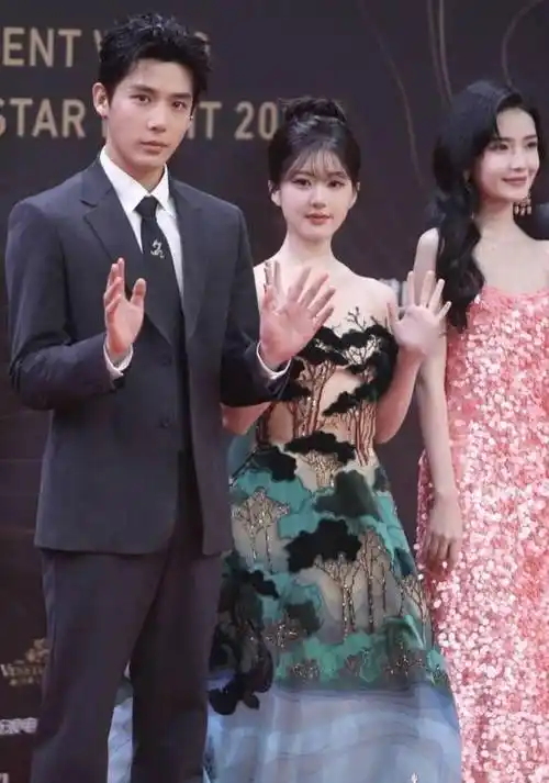 王一博素颜倪妮撞衫,赵露思王鹤棣待遇惹争议_明星_胡歌_企鹅