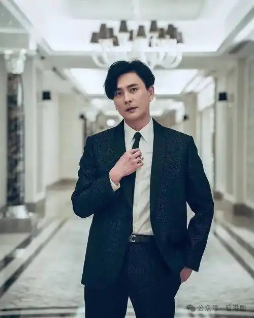 黄宗泽日本街头拍剧被捕获,面容憔悴被指老了10岁!_发型_新剧_先锋