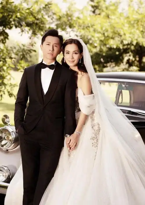 2019年12月,韩庚结婚了,新娘是美女演员卢靖姗.