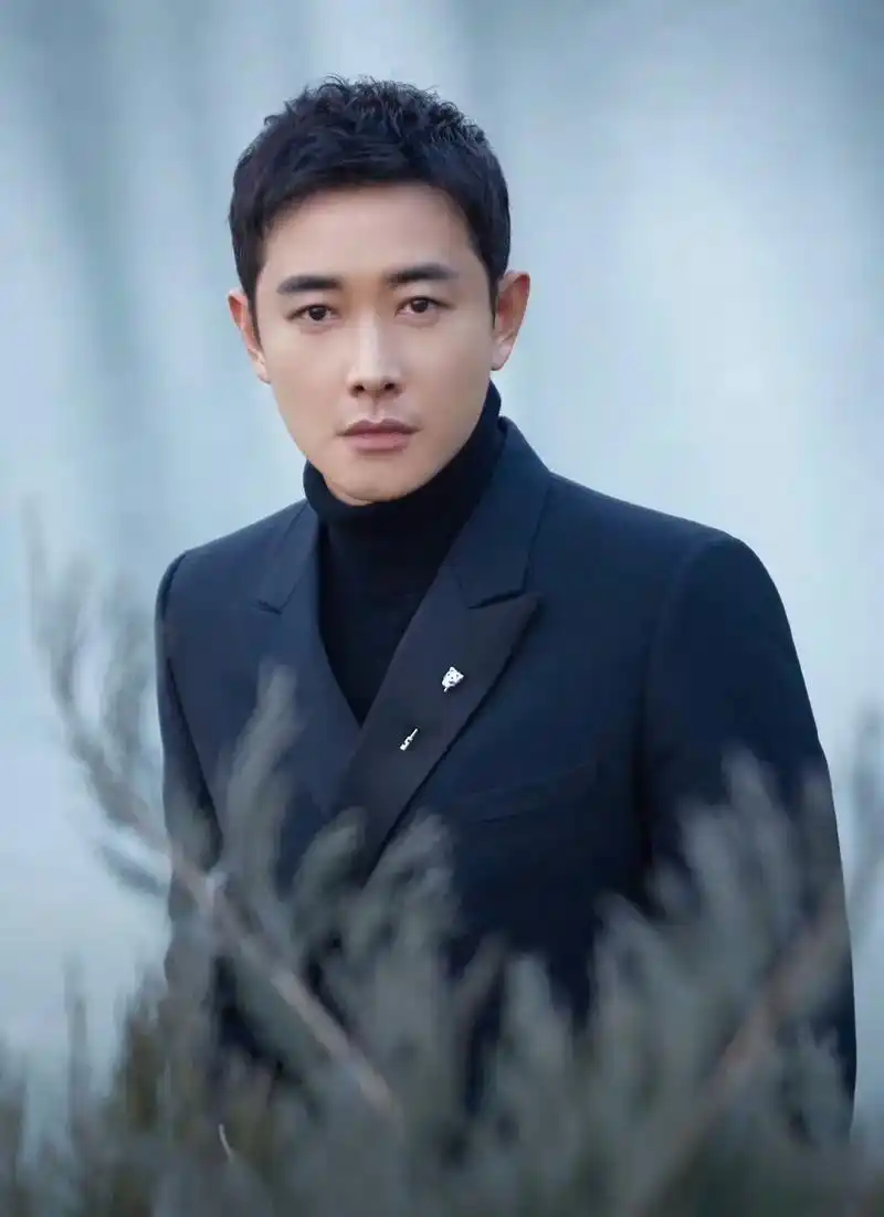 挡不住的颜值 好喜欢罗晋,真的帅爆屏了,光看这照片都能让人 - 抖音