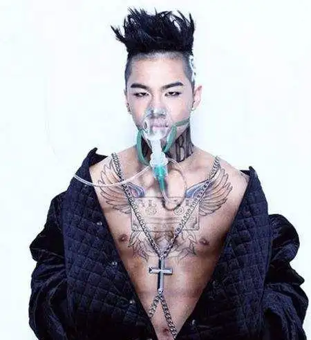 东永裴胸前个性纹身图片