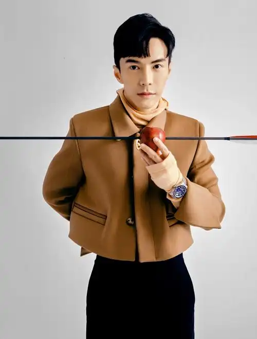 王冠逸秋冬杂志大片释出 率性干练气场全开