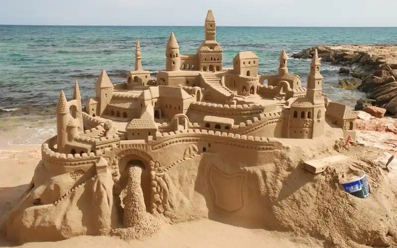 沙滩上的沙雕城堡高清桌面壁纸