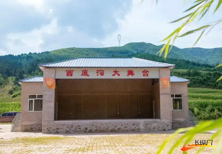 西底沟村文化广场和乡村大舞台.