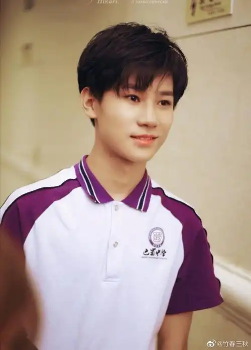 在舞台上闪闪发光的张真源