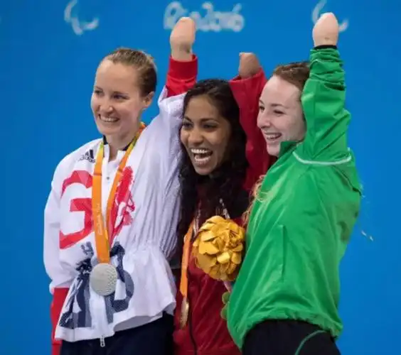 残奥会上每块奖牌上面印有盲文 可以用手去感受