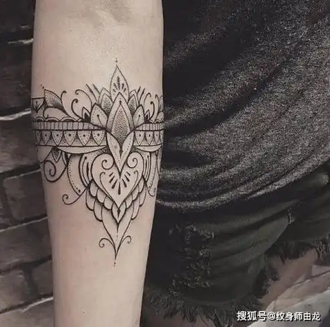 绕着手腕一圈的纹身叫什么