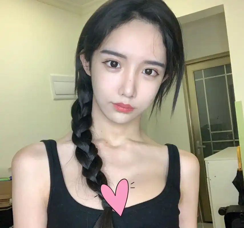 女装大佬艾比走火入魔整天女装出门逛街隆胸传言看来属实