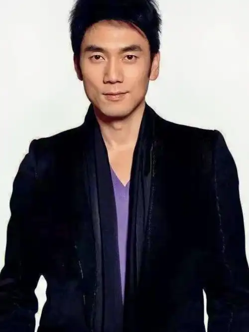 林依轮在社交平台上晒出了那些充满爱意的照片,我们得以窥见他们生活