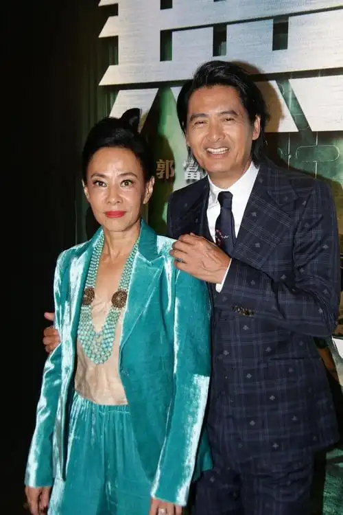 回顾和周润发相恋5年的她63岁含泪公开孩子身份未婚多年育有3子