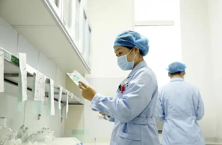 5月11日,河北省邢台市襄都区医院护士在配药.