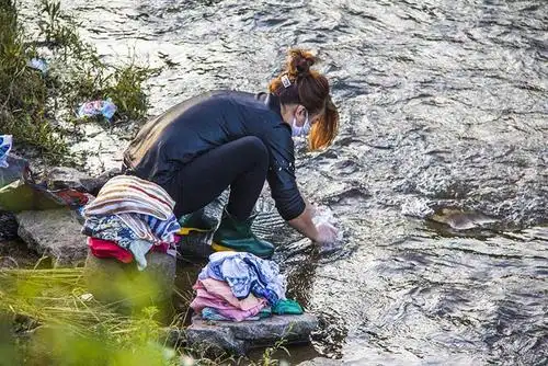 上一页 下一页 作品名称: 河边洗衣人  作品描述: 傍晚散步,行走在