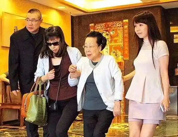 刘銮雄大赞甘比投资赚200亿,日常奖励孩子千万,自称都是辛苦钱_吕丽君