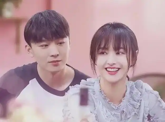 郑爽再迎坏消息两家公司股权冻结和前男友张恒还是没划清界限