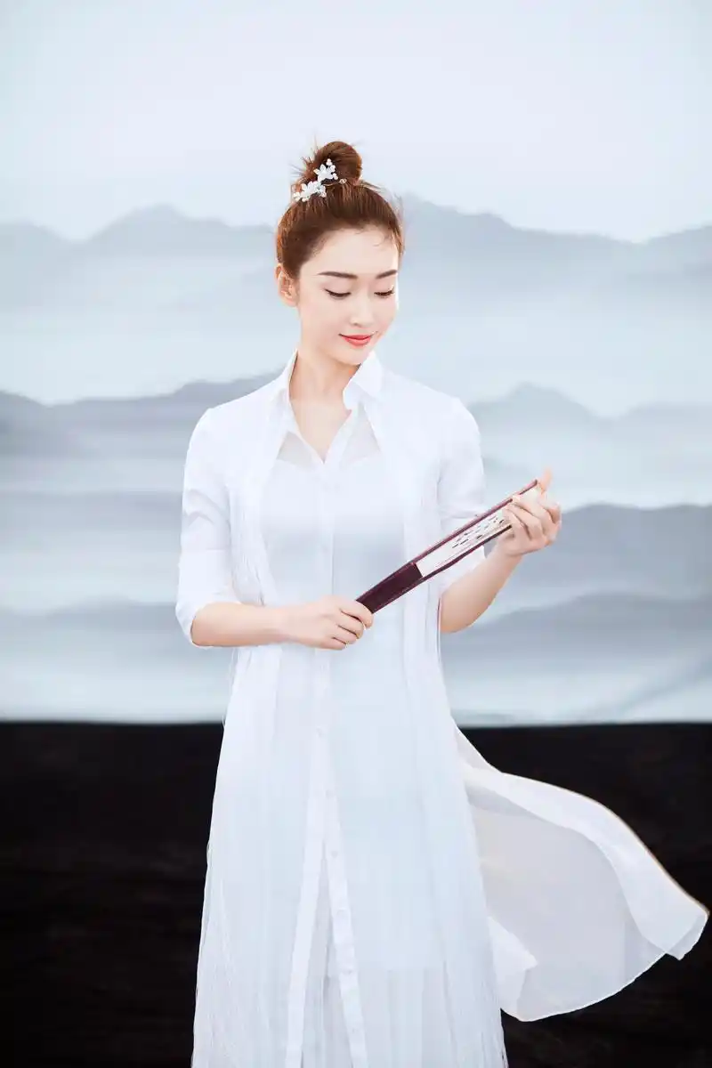 宣璐手拿折扇拍古风大片 白色长裙轻纱斗笠仗剑江湖