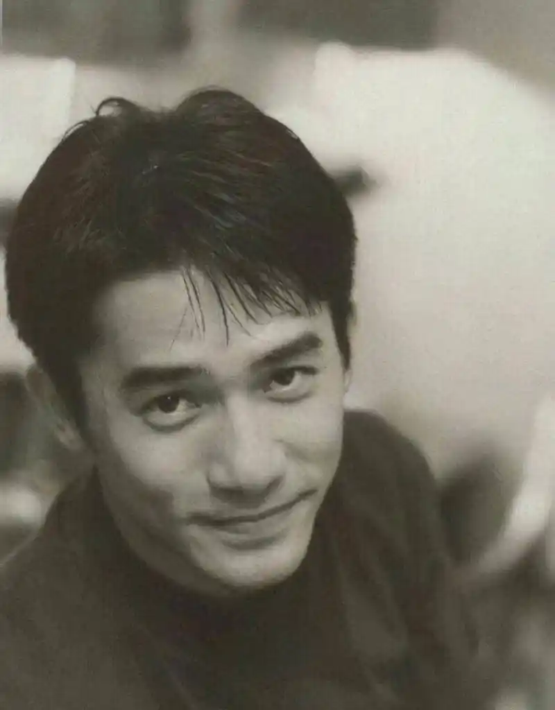 58岁梁朝伟代言游戏品牌,头发乌黑浓密显年轻_刘嘉玲_性格_获得了