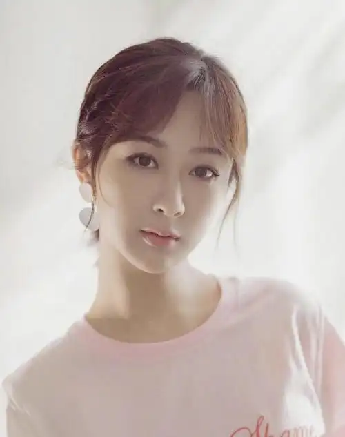 杨紫的少女感绝了娃娃领衬衫叠穿吊带衫活泼可爱俏皮温柔