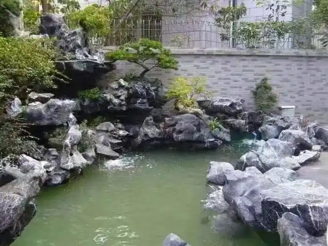 黑色片状太湖石叠水假山驳岸石