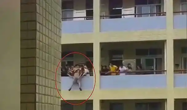 又有学生跳楼!致家长:请不要再以各种名义给孩子配手机了!(家长必读)