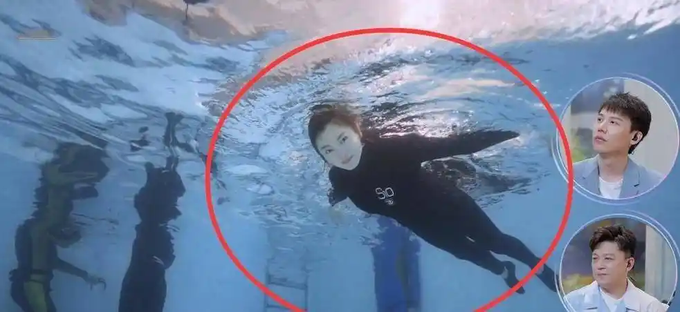 张雨绮水下扮美人鱼,遇水脱妆素颜像十八岁,腿长却不像真实存在的