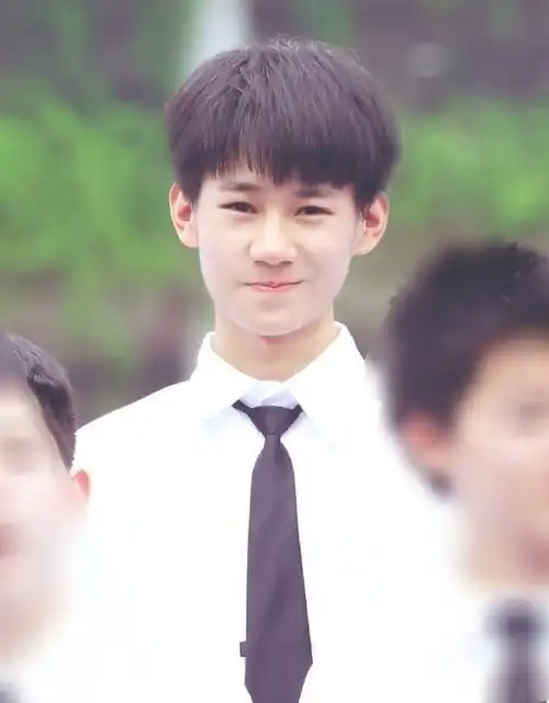 张真源拍高中毕业照