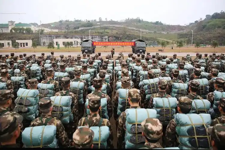 武警重庆总队新兵冬季野营拉练拉开战幕