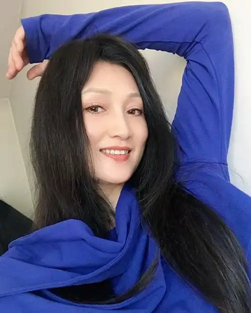 林芳兵息影13年近况曝光57岁皮肤白皙似少女嫁指挥家生活低调