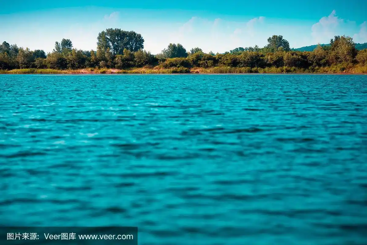 深蓝的湖水风光景色