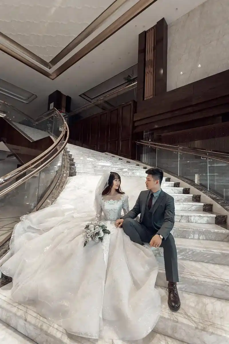 婚礼照片出炉  18岁的相识,25岁的圆满结局,因为远嫁, - 抖音