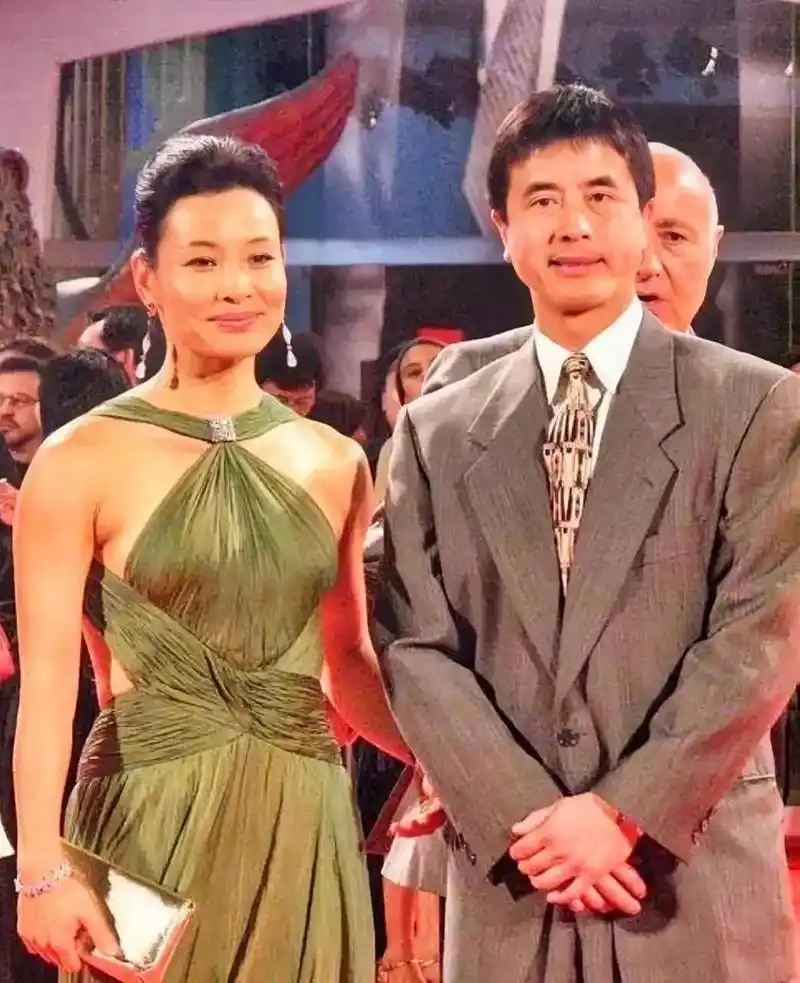 看陈冲老公彼得长的很帅气,乍一看有点像演员郭凯敏.